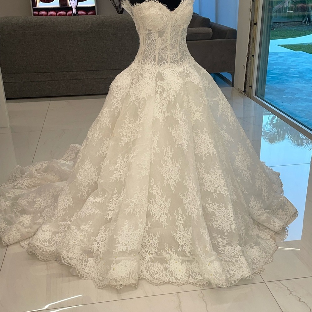 Monique Lhuillier Alexandra White Lace Wedding Dress - Picture 5 of 16